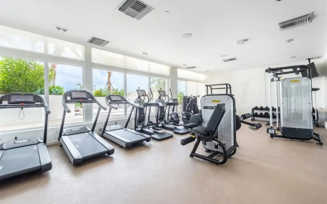 Top Fort Lauderdale Condo 7th Floor - Private and Sanitized, Hotel Amenities, Free Parking for Stays Over 27 Days, 400 ft From the Beach. Hosted by Super Host!