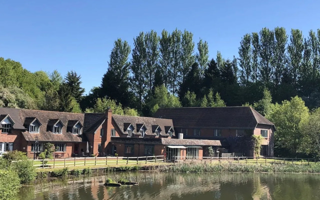 Cadmore Lakeside Hotel