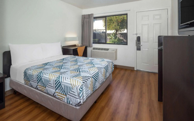 Motel 6 Santa Barbara, CA - State Street