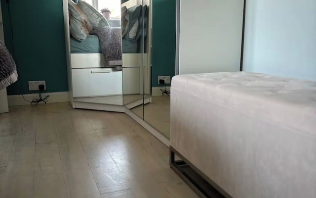 House - Sleeps 6 - Private Garden & Parking