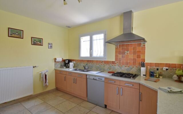 Spacious Villa Near Villemoustaussou With Pool