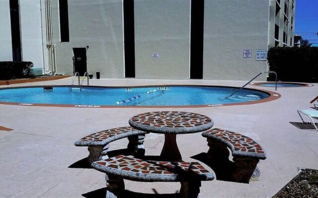 Holiday Towers 206 3 Br condo by RedAwning