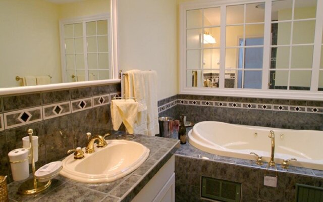 Boathouse Waterfront Lodging