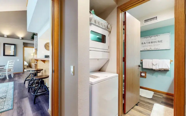 Snowcreek V 890 Pet-Friendly, Private Washer Dryer, Mountain Views by RedAwning