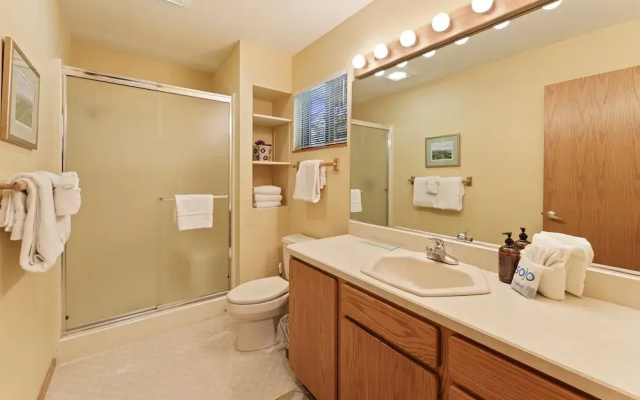 10 Tan Oak Home features Private Hot Tub and BBQ on the Deck by RedAwning