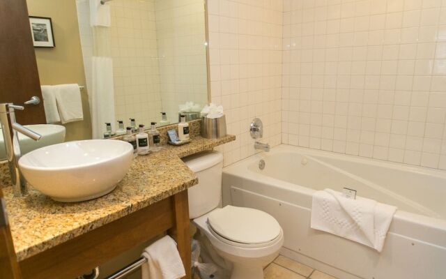 Comfort and Convenience in this Spacious Unit by RedAwning - Save 20% on 7+ Nights!