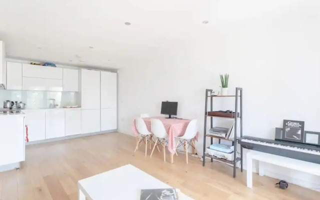Vibrant 1BD Flat w/ Private Balcony, Camberwell!