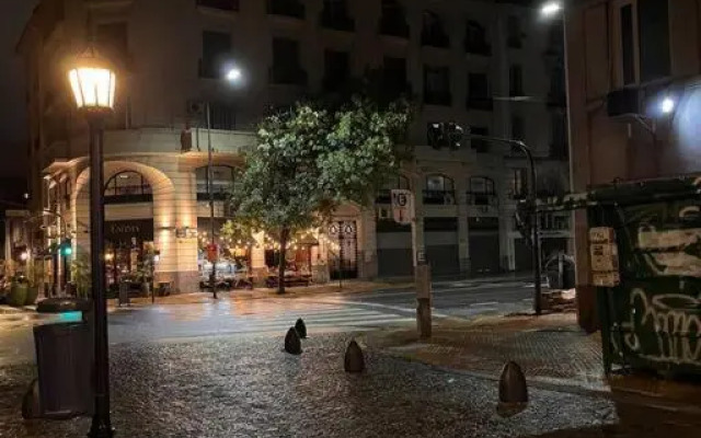 Monoambiente muy luminoso 2 cuadras Plaza de Mayo.