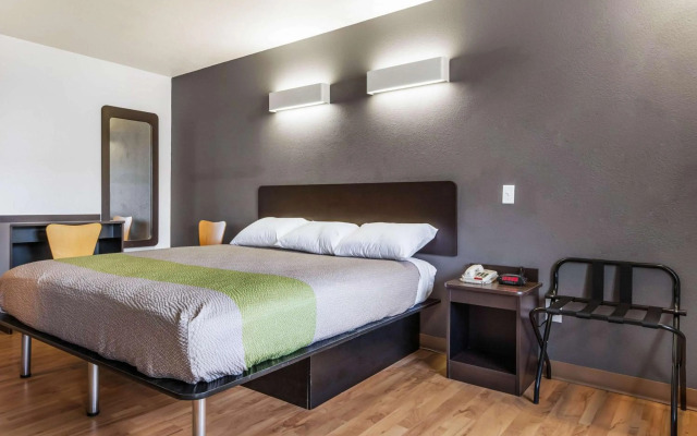 Motel 6 Alexandria, LA - South