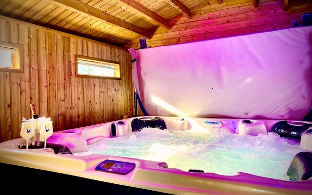 Beautiful 2 Bed Hot TuB Suite in Lytham St Annes