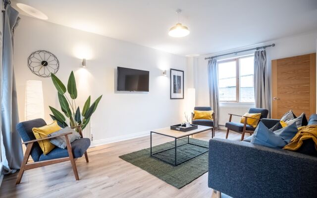 4 Bed Modern Home Balcony & Free Parking