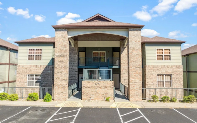 Ozark Comfort 3 Bedroom Condo by RedAwning