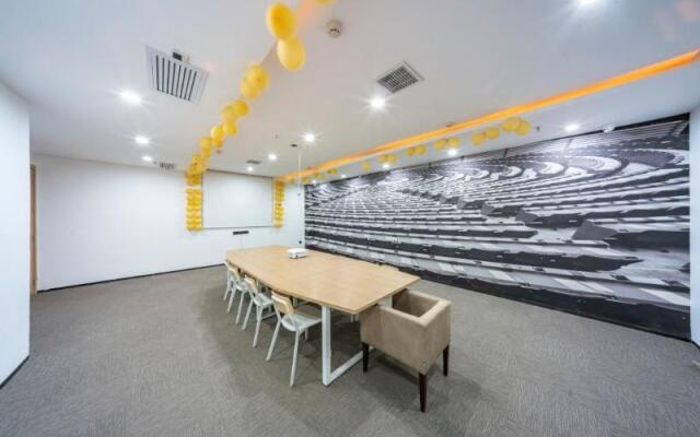 ibis Xinzhou Qiyi Road Hotel