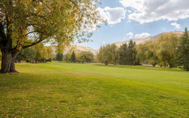 Steps to Ski Trails! Stay at Park Avenue 256 w/ Hot Tub & Pool