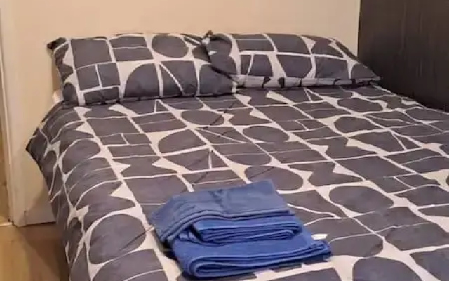 Room-charming Leicester Guest Room With
