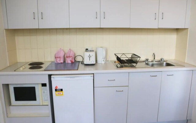Cosy Newtown Studio Apartment With Swimming Pool