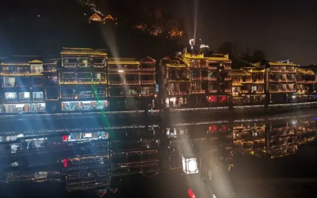 Phoenix Ancient City Lingjiang Muyue Riverside Homestay