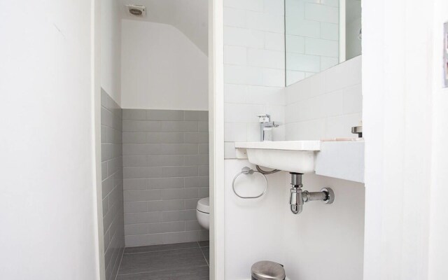 Modern 2 Bedroom House With Parking