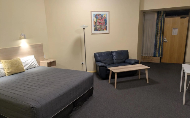 Mayfair Plaza Motel – Guest Rooms – Sandy Bay