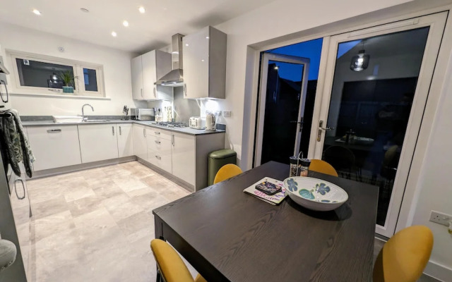 Charming 4-bed House in Newport