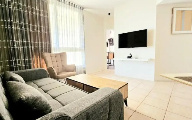 SHaYaSH apartments Leonardo Bat-Yam