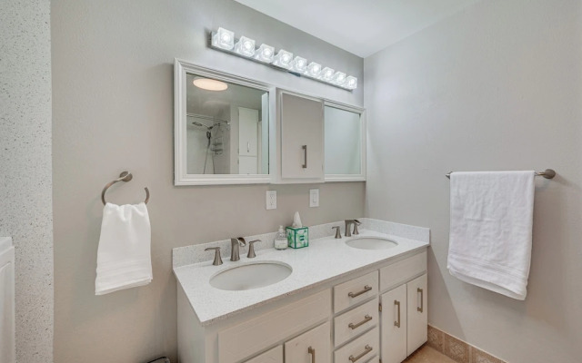 Cozy Nampa Escape w/ Fireplace + Smart TV!