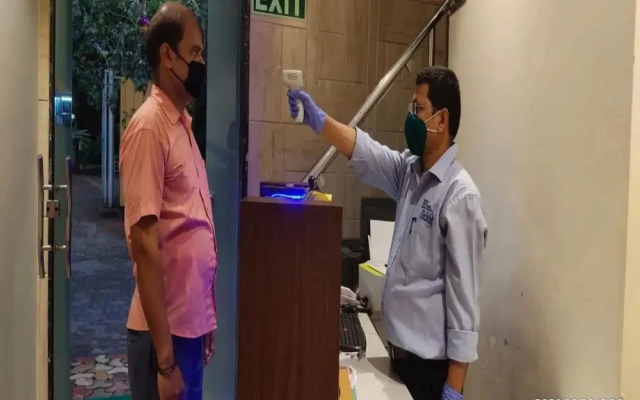 OYO 424 Hotel Apple Suites