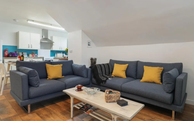 The Beach Apartment - Walk to Beach, Parking, Enclosed Garden