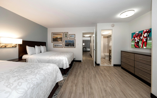 Red Roof Inn PLUS+ & Suites Naples Downtown-5th Ave S