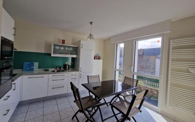 Comfortable Apartment, 50 m Sandy Beach