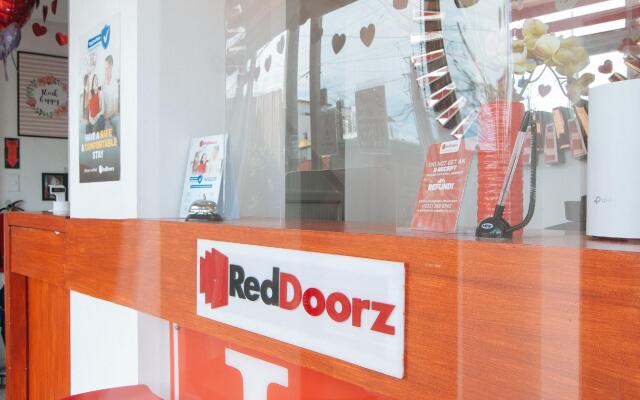 RedDoorz near Mercado del Lago