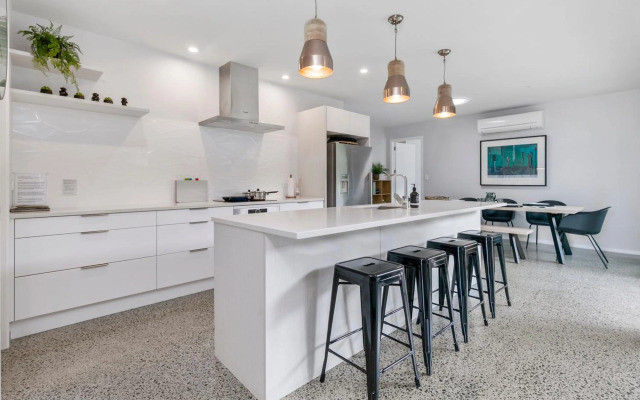 Stylish Villa Escape - Matakana Holiday Home