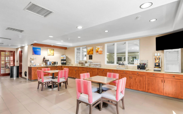 Comfort Suites Lakewood - Denver