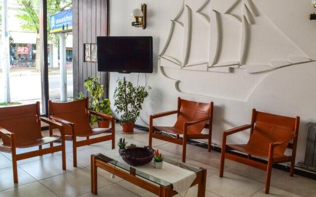 El Velero Hotel