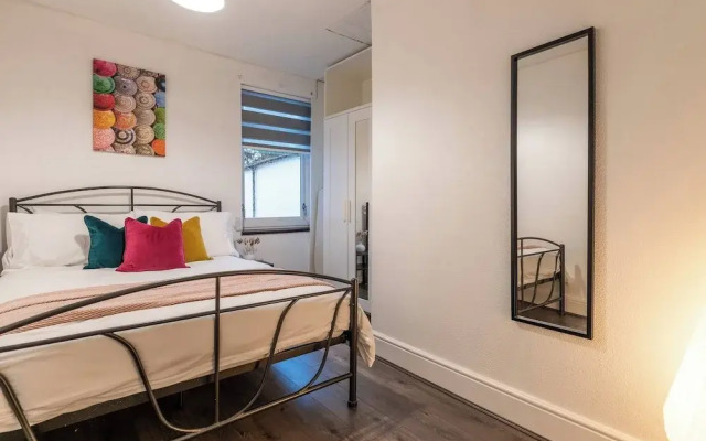 Sleek City Getaway - Walkable & Free Parking