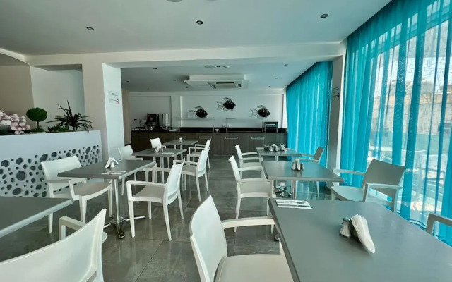 Sunny Blue Hotel