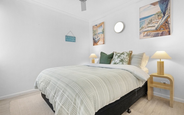Bright Coastal Stay With Pool and Beach View – Guest Rooms – Hervey Bay