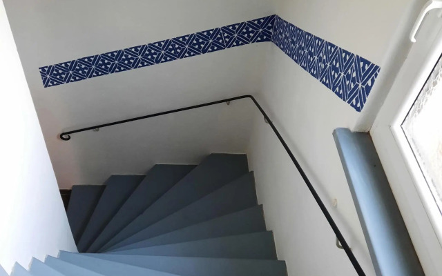 Kunstoase am blauen Haus