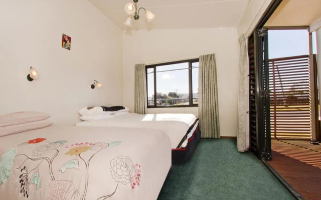 Korolevu Beach House - Whangamata Holiday Home