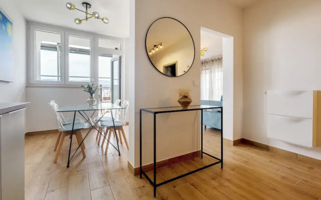 Modern apt With Balcony, 12 min Walk to the Beach