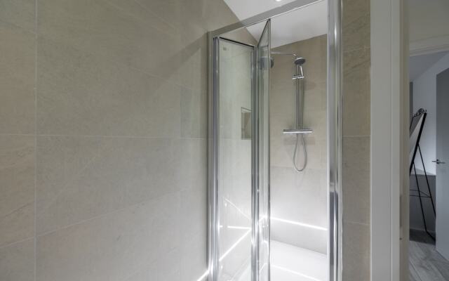 Remarkable 2-bed Apartment in Camberley