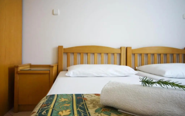 Apartments and Rooms Degra