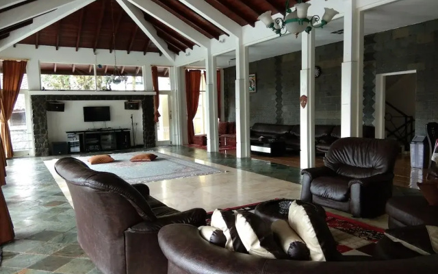 Villa Danau 5 Bedroom for 50 pax
