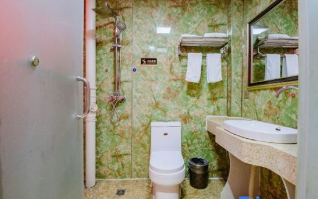 Xianglong Business Hotel (Xinyang Railway Station Tianrun Plaza)