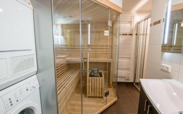 Cozy Chalet with 4 Bathrooms near Königsleiten
