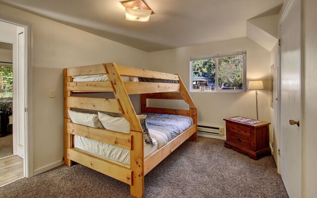 Baring Bend Lodge - Three Bedroom Cabin with Hot Tub