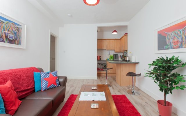 Connected & Convenient: Newly-renovated Flat for 2