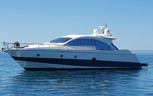 Grey Yacht All Inclusive