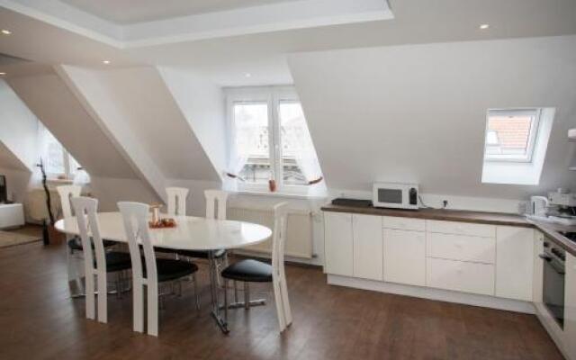 Riverside flat with King Castle view