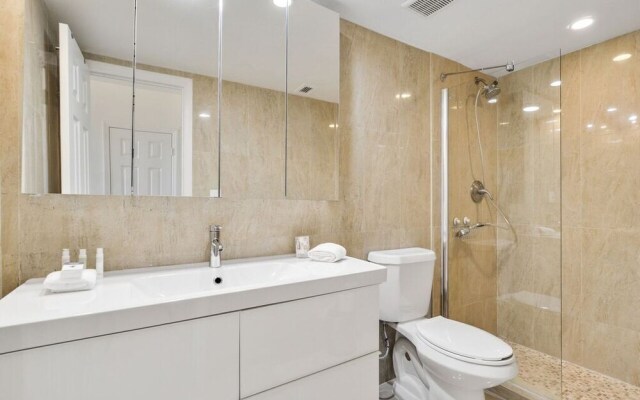 1 Bedroom +den Bay View Or620